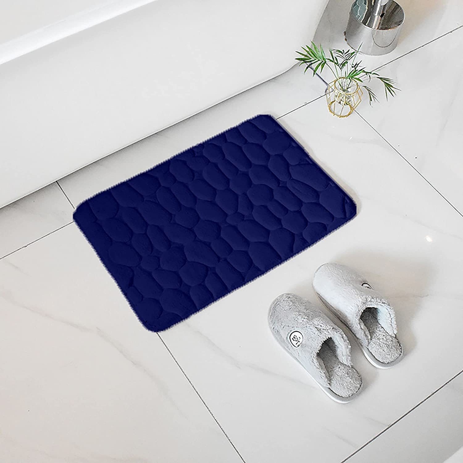 Alfombra de baño azul marino con dibujo geométrico
