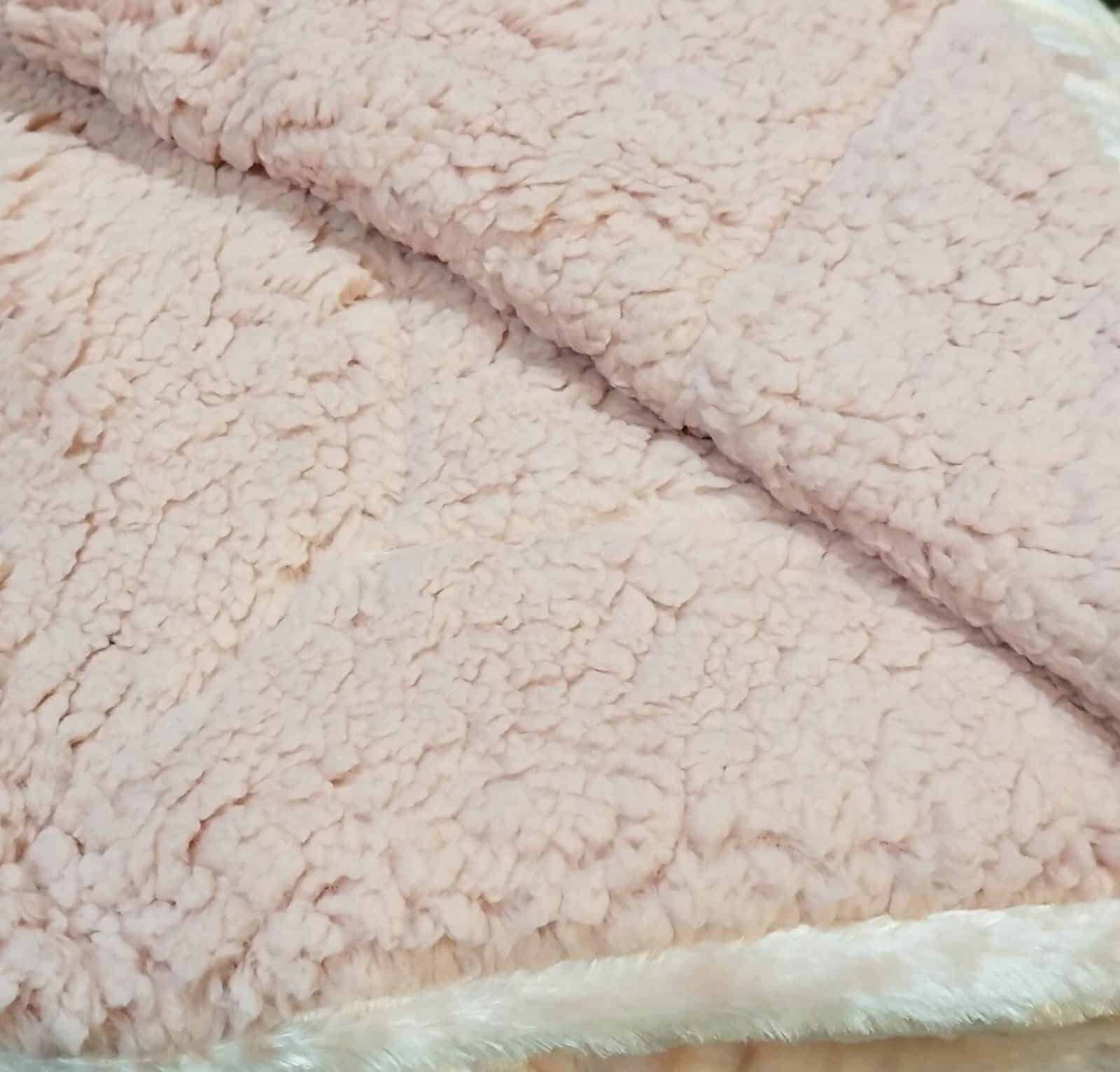 Manta para Sofá y Cama Sherpa con Visón en Rosa Claro: Calidez, Comodidad y Estilo Decorativo. - Imagen 2