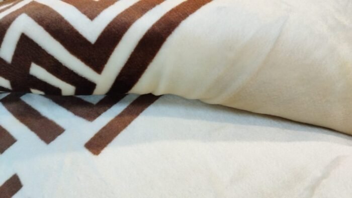 Manta Terciopelo Sofá y Cama de otoño e invierno, Térmica tacto suave de 220 x 240 cm modelo 06 Marfil y Chocolate de 360g/m2. - Imagen 3