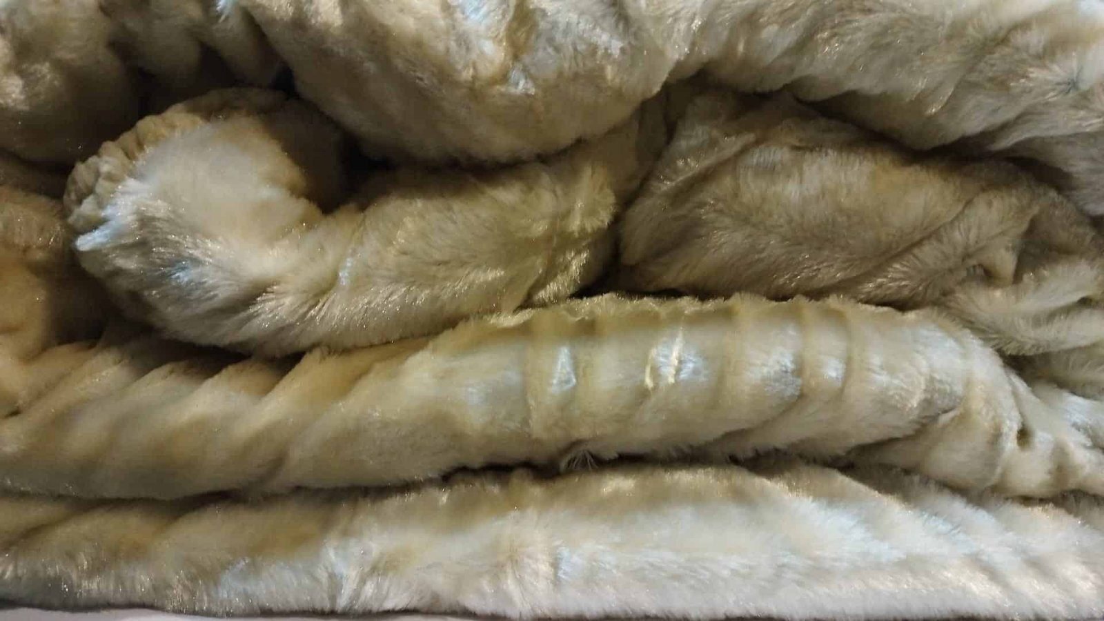 Manta para Sofá y Cama Sherpa con Visón en Marfil: Calidez, Comodidad y Estilo Decorativo. - Imagen 6