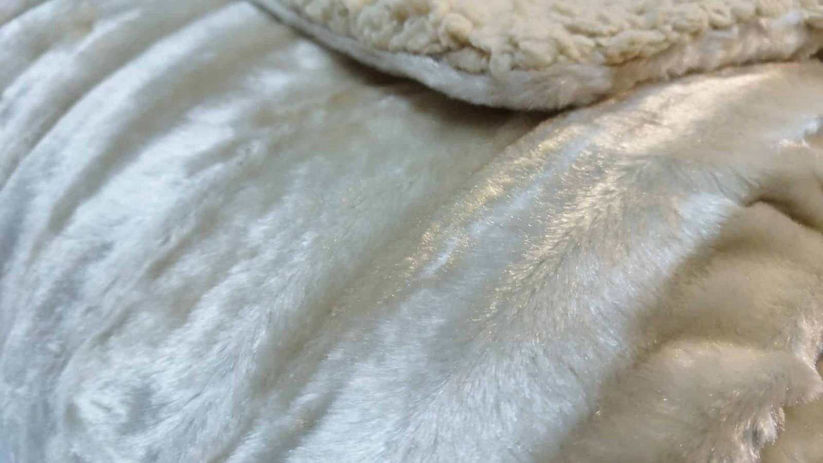 Manta para Sofá y Cama Sherpa con Visón en Marfil: Calidez, Comodidad y Estilo Decorativo. - Imagen 7