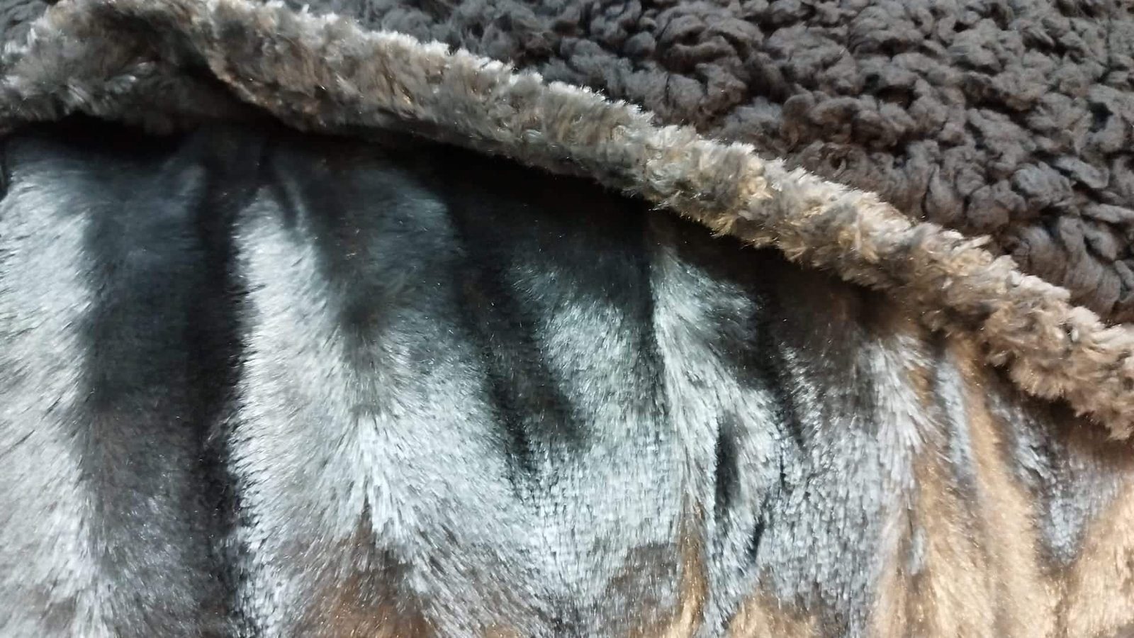 Manta para Sofá y Cama Sherpa con Visón en Gris: Calidez, Comodidad y Estilo Decorativo. - Imagen 2