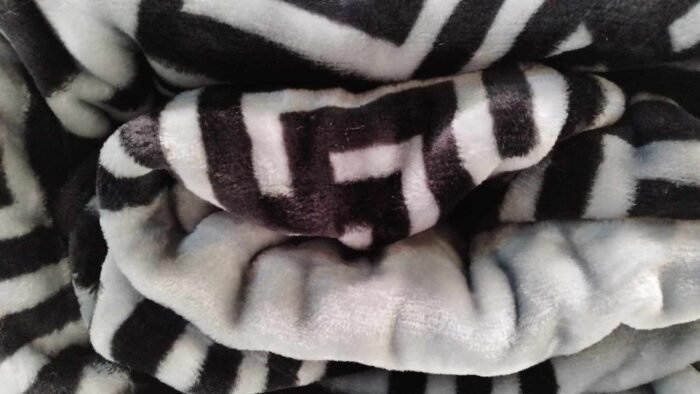 Manta Terciopelo Sofá y Cama de otoño e invierno, Manta Térmica tacto suave de 220 x 240 cm Modelo 12 Gris y Negro de 360g/m2. - Imagen 6