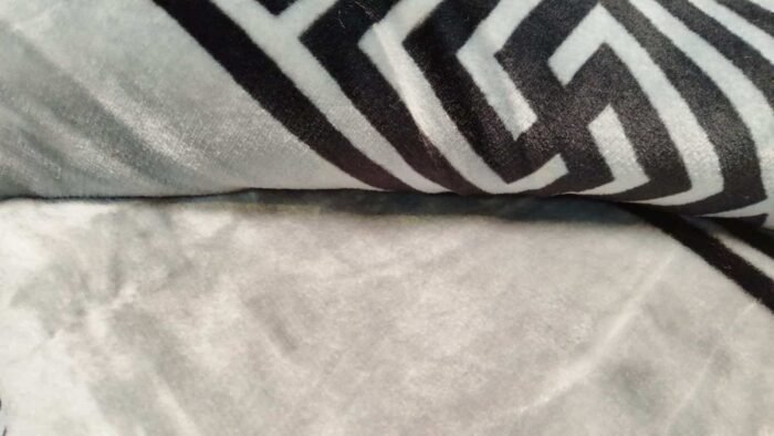 Manta Terciopelo Sofá y Cama de otoño e invierno, Manta Térmica tacto suave de 220 x 240 cm Modelo 12 Gris y Negro de 360g/m2. - Imagen 8