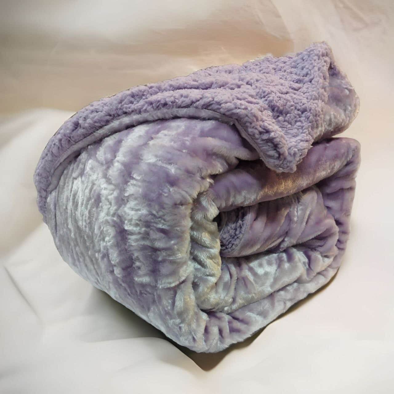 Manta para Sofá y Cama Sherpa con Visón en Lila: Calidez, Comodidad y Estilo Decorativo. - Imagen 3
