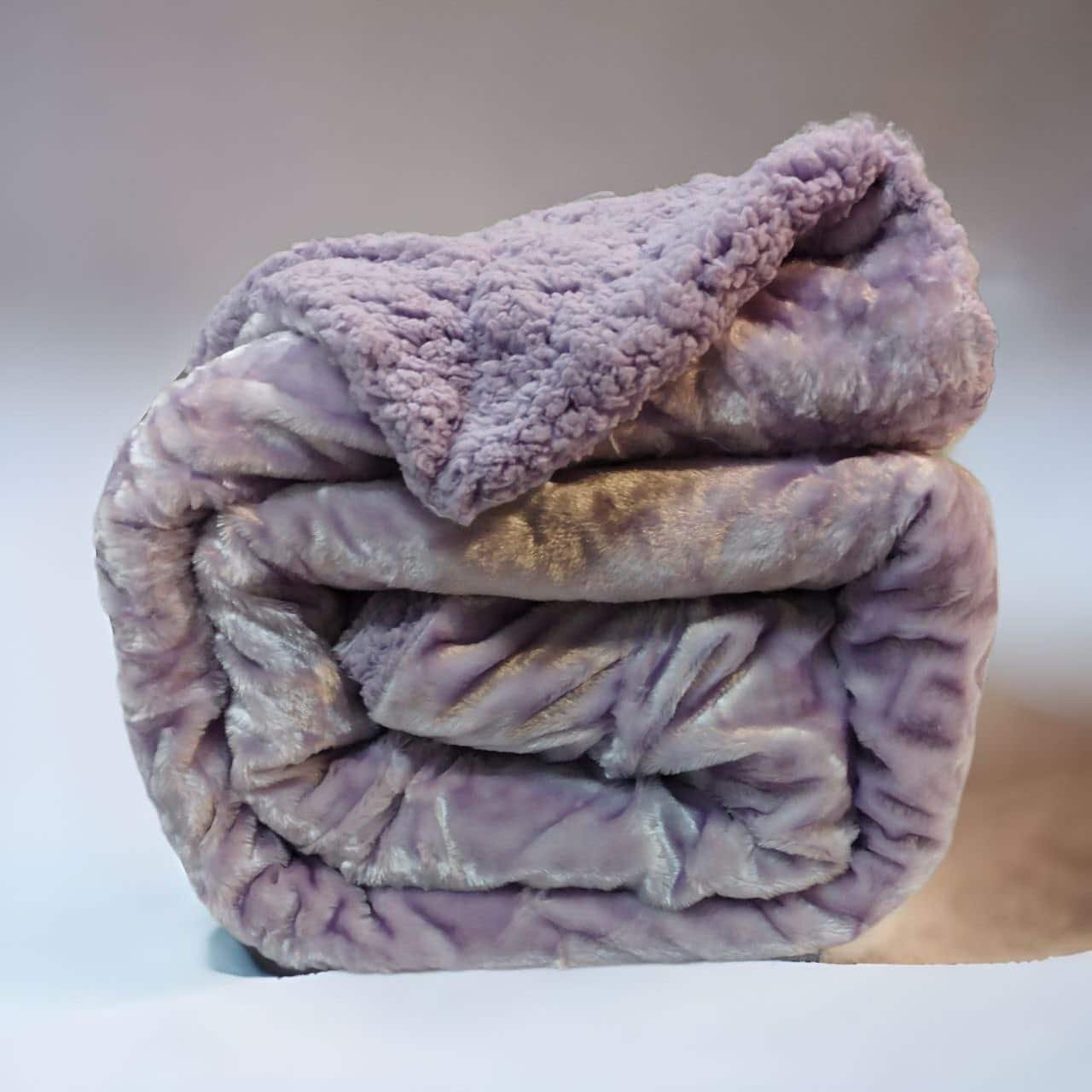 Manta para Sofá y Cama Sherpa con Visón en Lila: Calidez, Comodidad y Estilo Decorativo. - Imagen 5