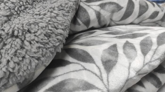 Edredón de Invierno Gris Sedalina 700 gr: Con Sherpa y Cuadrantes Regalo 50x70cm - Imagen 4