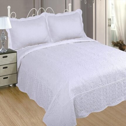 Colcha bouti, color Blanca, Bordada en relieve, modelo (B-2602) con fundas de cojin 50-x-70cm.