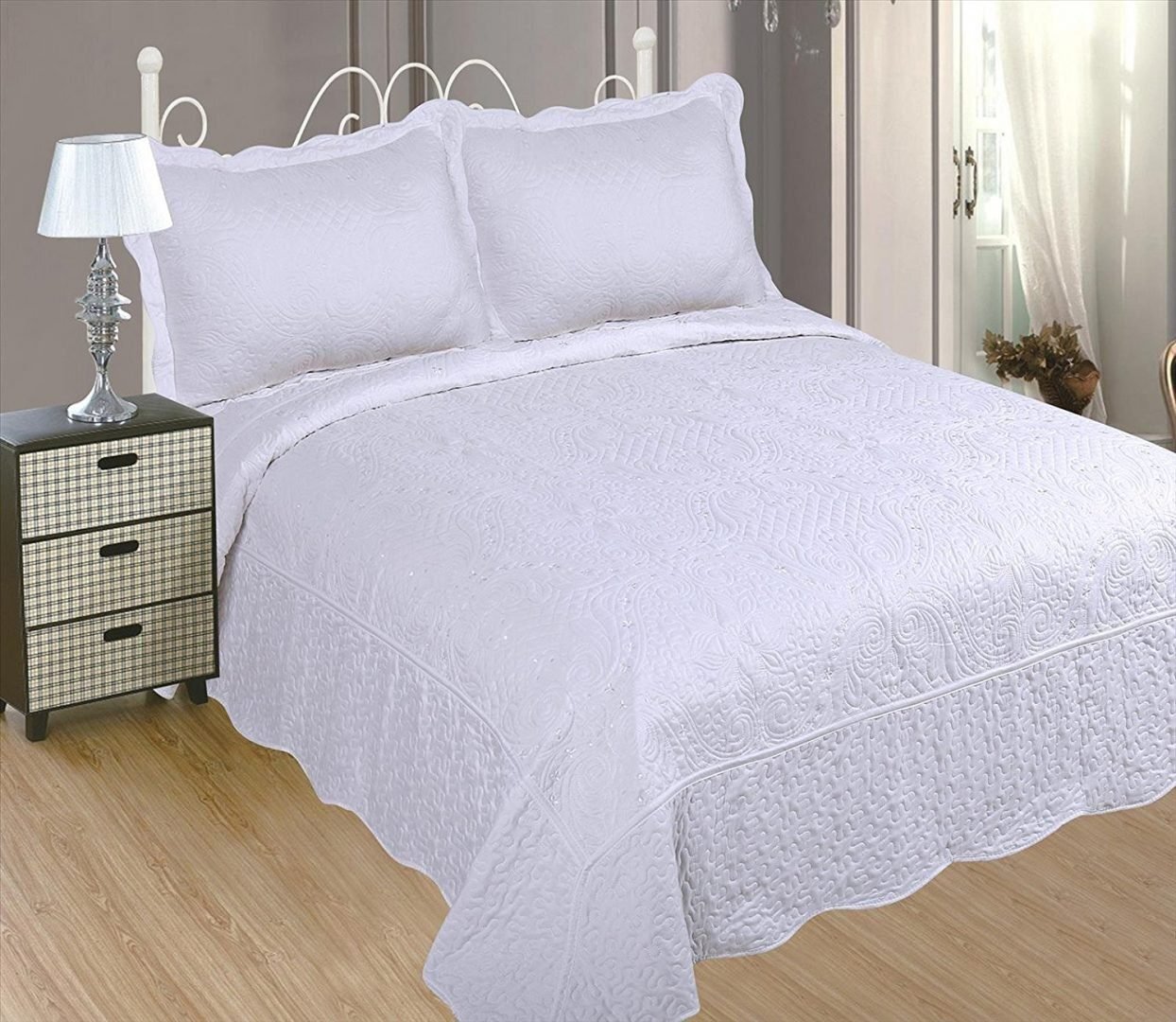 Colcha bouti, color Blanca, Bordada en relieve, modelo (B-2602) con fundas de cojin 50-x-70cm.
