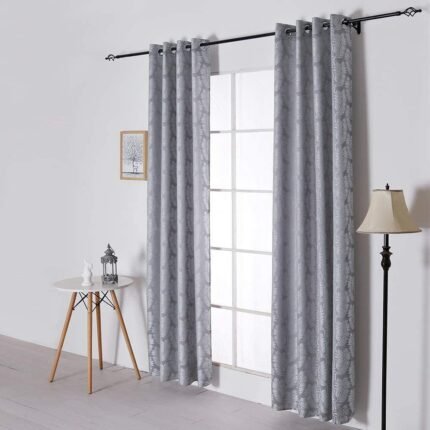 Cortina de tela semi opacas satén labrado para ventana , salón, dormitorio, Sala, modelo hojas en color Gris, con 8 ojales de acero.