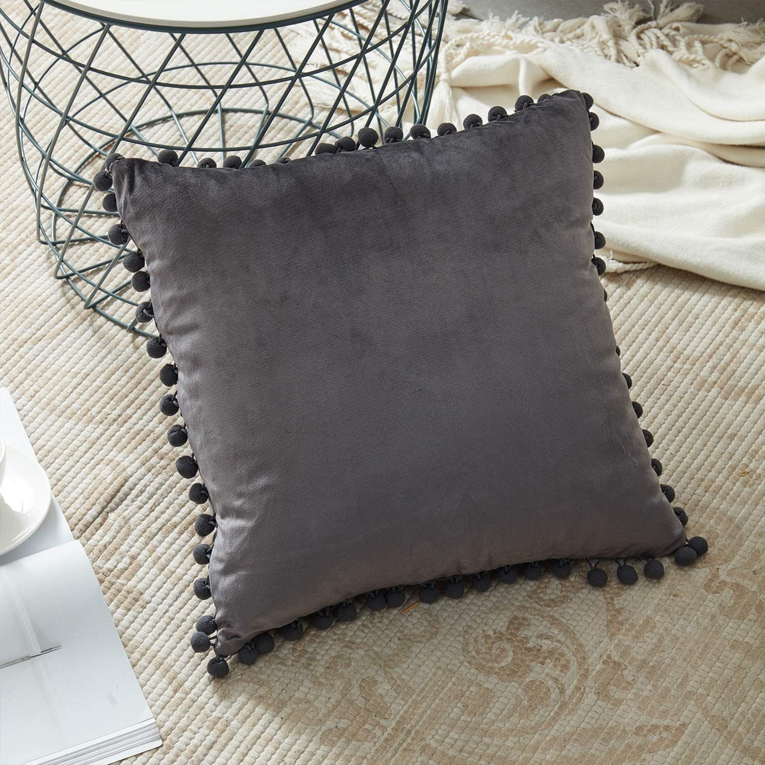 Fundas cojines en color, gris Terciopelo con pompo Decorativa para Sofá Cama Sala de Estar. - Imagen 5