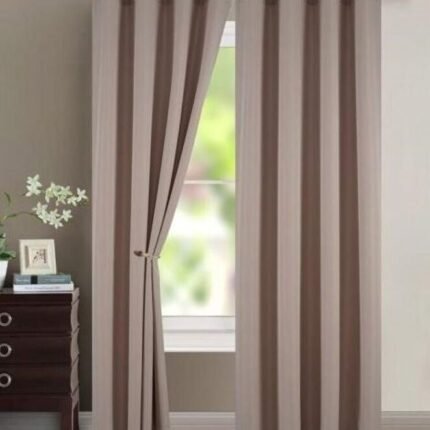 Cortina semi opaca color arena 140x260 cm con ojales. Elegancia y privacidad para salón y dormitorio