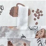 Detalle de confección y presillas del visillo de cocina