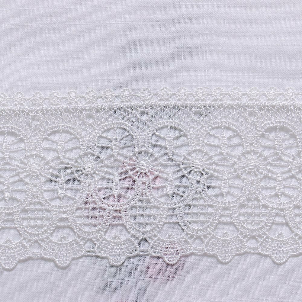 Detalle del remate inferior de encaje floral blanco
