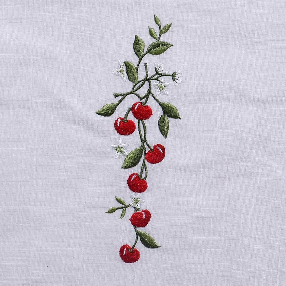Detalle de rama con cerezas rojas y hojas verdes bordadas