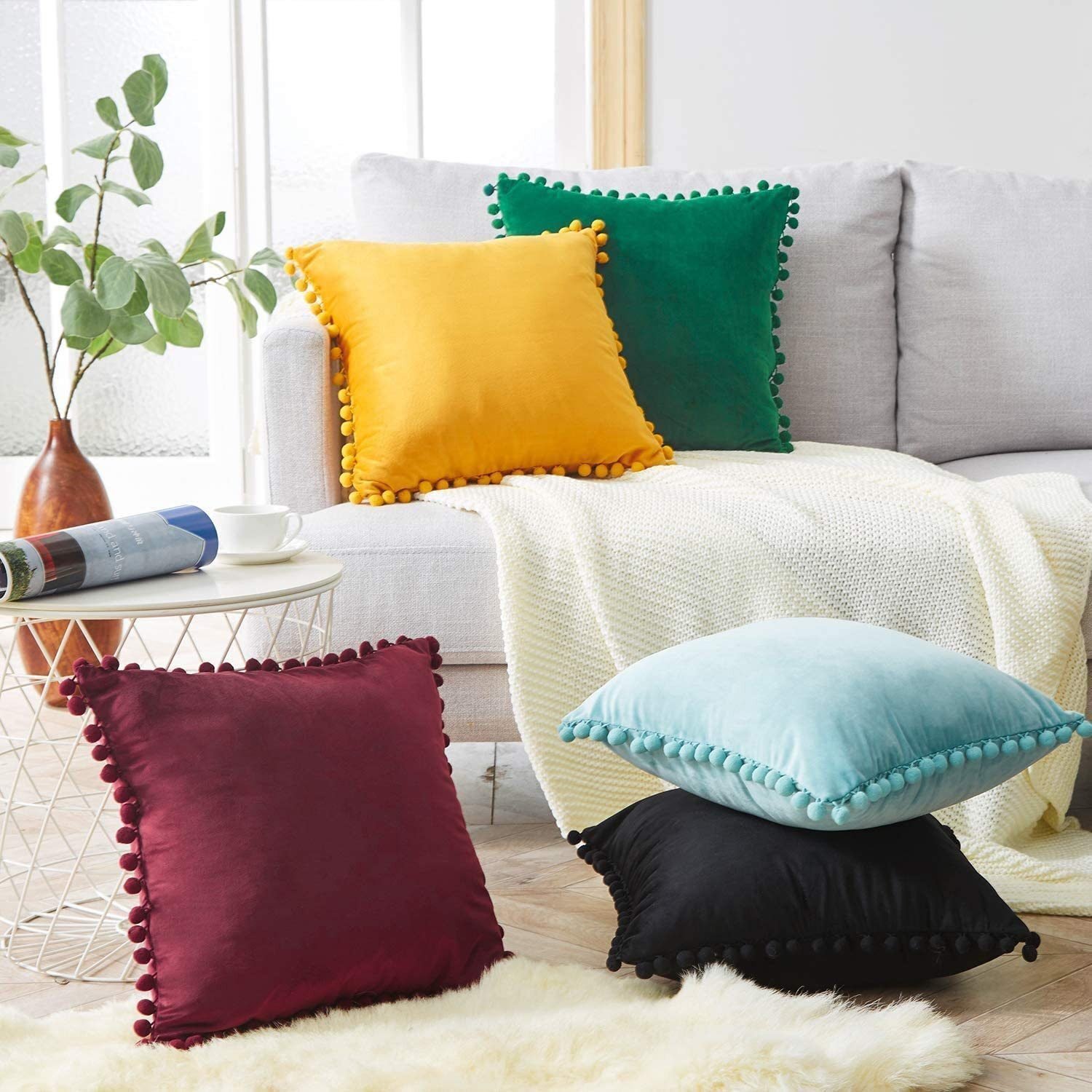 Fundas cojines terciopelo con Pompo decorativa para sofá cama sala de esta color verde. - Imagen 4