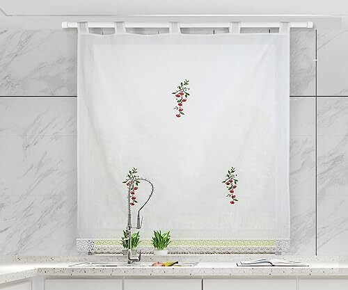Cortina blanca de una hoja con cerezas bordadas instalada