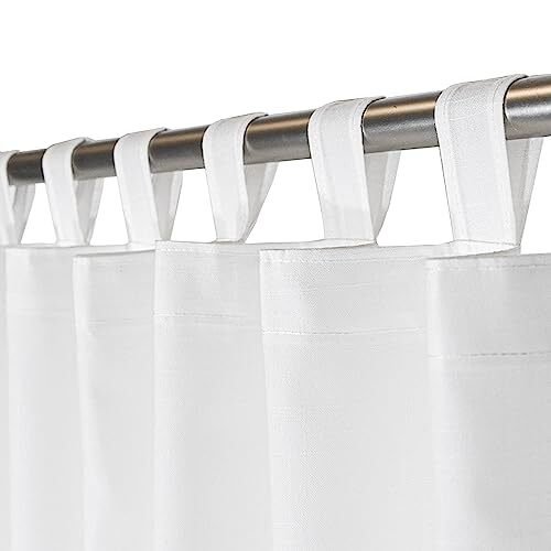 Trabillas textiles de la cortina blanca sobre una barra