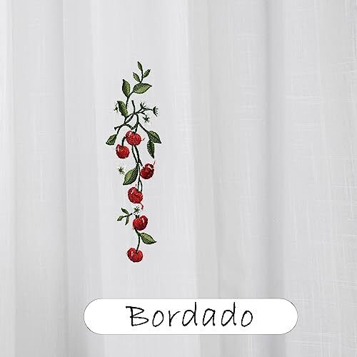 Detalle del bordado de cerezas rojas y hojas verdes