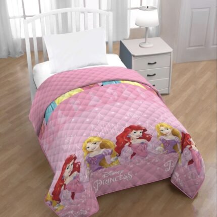 Colcha Princesas Disney - Rodea tus noches de la elegancia y la aventura de las Princesas Disney, con esta colcha de 90cm es sinónimo de sueños mágicos. - Envío Gratis en Mercatienda.es