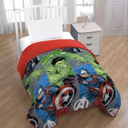 Colcha Superhéroes en Acción -Sumérgete en el mundo de Marvel con esta colcha de superhéroes, ideal para los defensores del estilo y confort en el descanso - Envío Gratis en Mercatienda.es