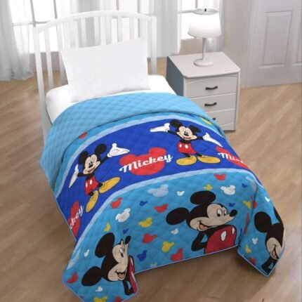 Colcha Mickey Mouse Aventuras - Revive la magia de Disney con esta colcha de Mickey Mouse, un añadido alegre y colorido a cualquier habitación infantil.- Envío Gratis en Mercatienda.es