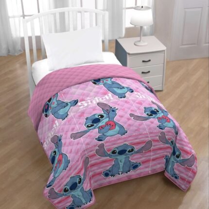 Colcha Stitch Espacial en rosa-Trae el encanto cósmico de Stitch a tu hogar con esta colcha 80/90cm suave y duradera, perfecta para fans de todas las edades.- Envío Gratis en Mercatienda.es