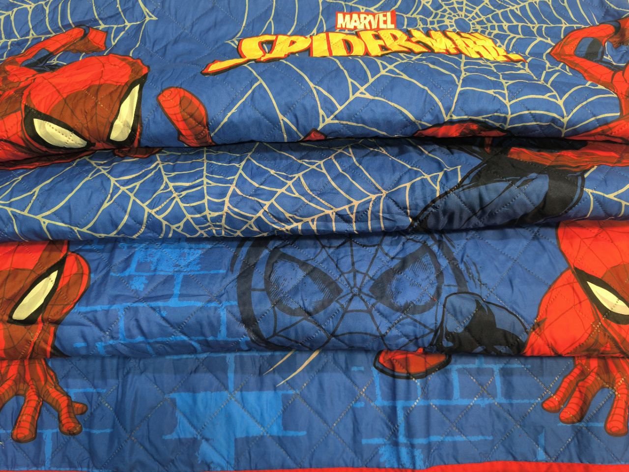 Colcha Spider-Man - El trepa muros favorito de Marvel se balancea en esta colcha dinámica, perfecta para proteger tus sueños y decorar con acción.- Envío Gratis en Mercatienda.es - Imagen 7