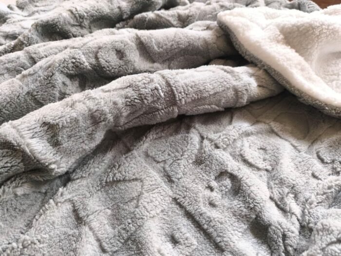 Manta de Sofá y Cama Corazones en Color Gris Claro – Sedalina Suave con Sherpa, Calidez Garantizada- Mercatienda.es - Imagen 5