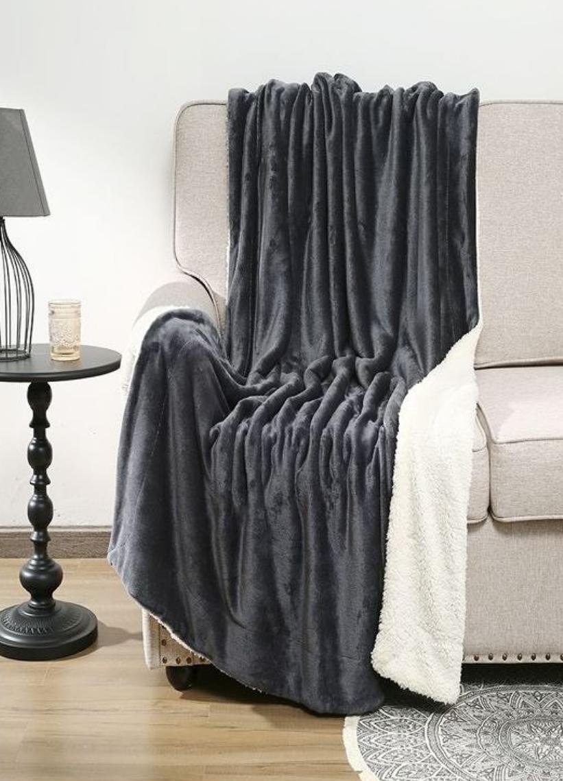 Manta sofá Gruesa invierno sedalina y borreguito polar sherpa En Gris Oscuro. Aislamiento Térmico y Suavidad Extra. - Imagen 3