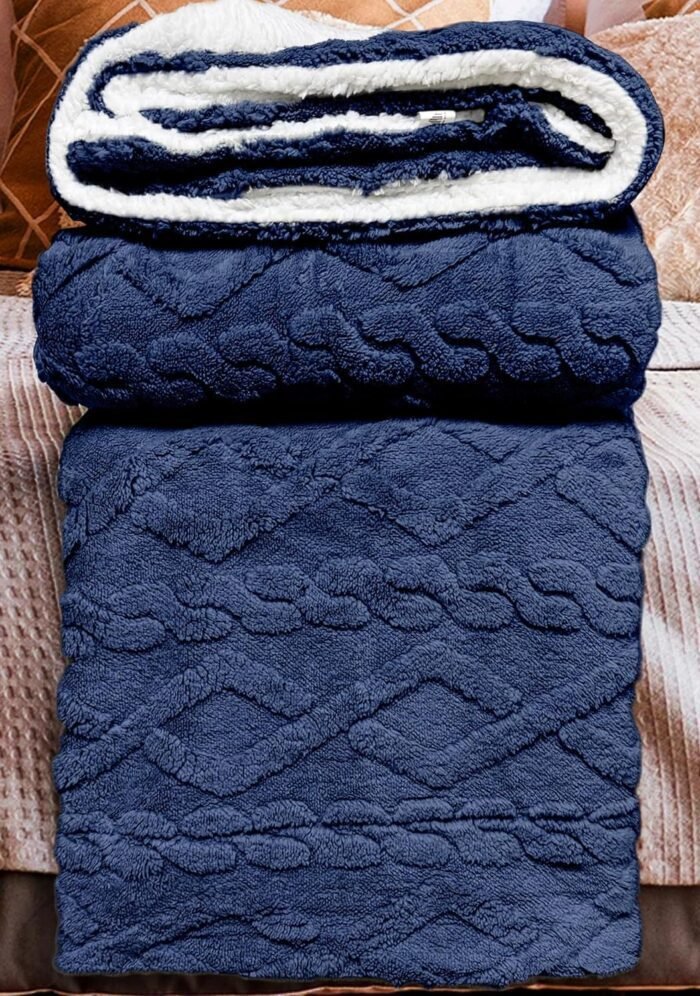Manta de Sofá y Cama M-Ochos en AZUL Marino– Sedalina Suave con Sherpa, Calidez Garantizada- Mercatienda.es - Imagen 3