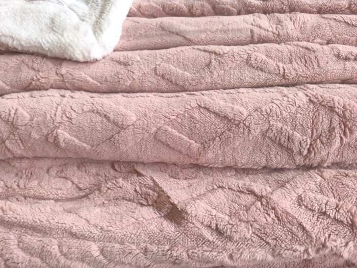 Manta de Sofá y Cama M-Ochos en Rosa – Sedalina Suave con Sherpa, Calidez Garantizada- Mercatienda.es - Imagen 5