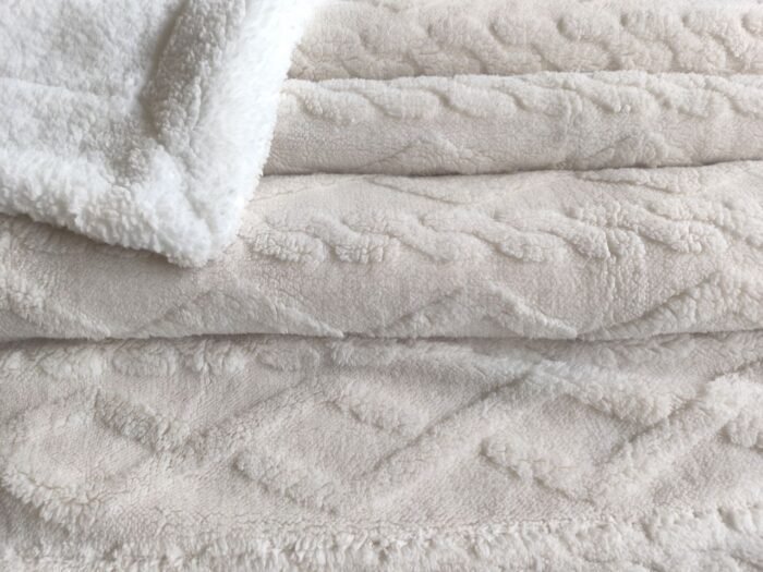 Manta de Sofá y Cama M-Ochos en Marfil – Sedalina Suave con Sherpa, Calidez Garantizada- Mercatienda.es - Imagen 8
