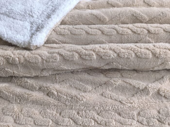 Manta de Sofá y Cama M-Ochos en Beis – Sedalina Suave con Sherpa, Calidez Garantizada- Mercatienda.es - Imagen 4