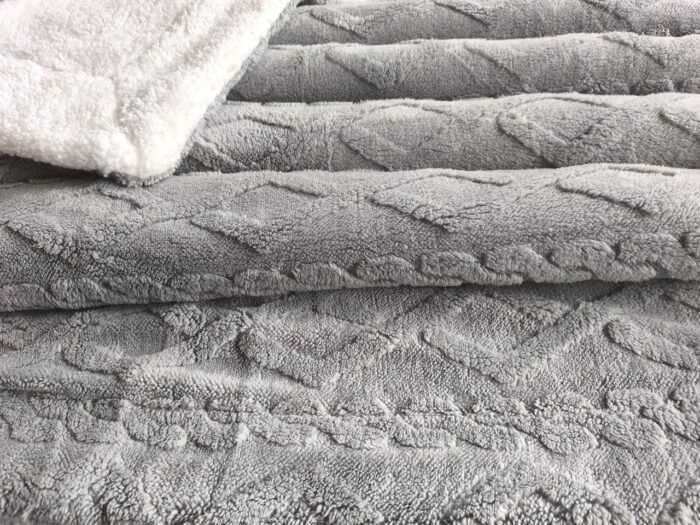 Manta de Sofá y Cama M-Ochos en Gris claro – Sedalina Suave con Sherpa, Calidez Garantizada- Mercatienda.es - Imagen 7