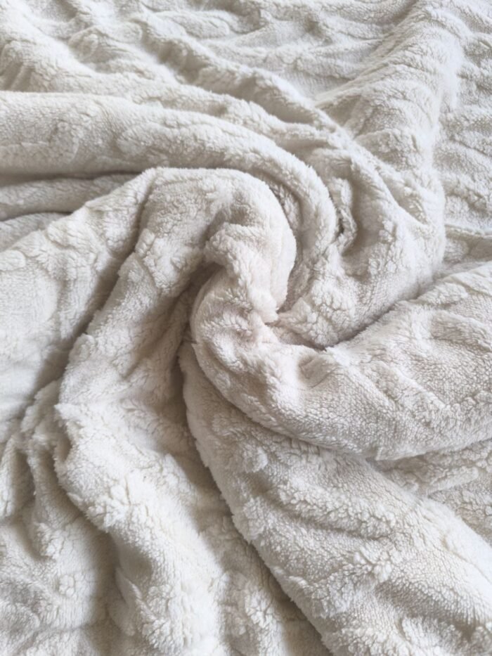 Manta de Sofá y Cama M-Ochos en Marfil – Sedalina Suave con Sherpa, Calidez Garantizada- Mercatienda.es - Imagen 2