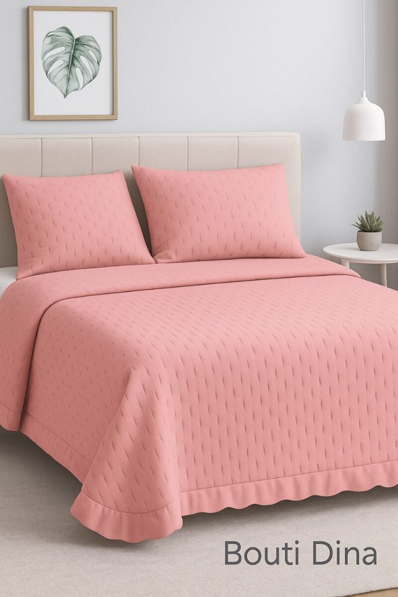 Colcha bouti rosa en dormitorio como referencia para combinar colcha y cortinas