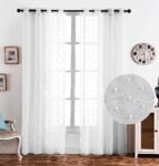 Cortina salón dormitorio visillo translúcida con diseño de pompones en blanco para ventana de medidas 140x260cm.