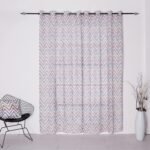Visillo translúcido, cortina con diseño estampados en Ziza Morado para ventana de medidas 140x260cm.