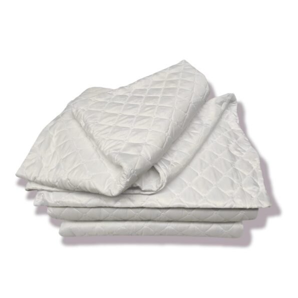 Colcha de cama Blanca Reversible, Oporto Temo sellada asegura y Garantiza su Durabilidad. Con cuadrantes de Regalo 50 x 70cm.