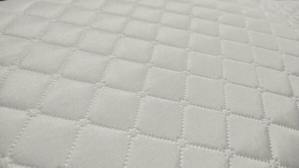 Colcha de cama Blanca Reversible, Oporto Temo sellada asegura y Garantiza su Durabilidad. Con cuadrantes de Regalo 50 x 70cm.