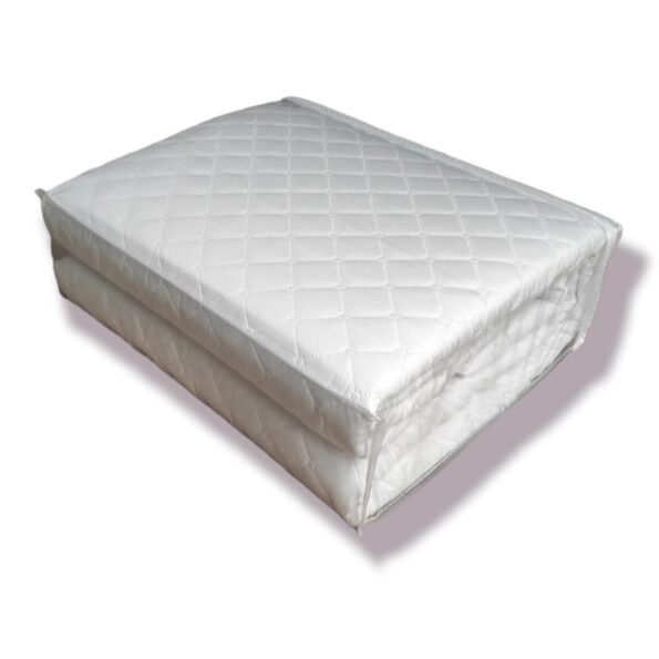 Colcha de cama Blanca Reversible, Oporto Temo sellada asegura y Garantiza su Durabilidad. Con cuadrantes de Regalo 50 x 70cm.