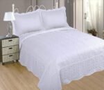 Colcha bouti, color Blanca, Bordada en relieve, modelo (B-2602) con fundas de cojin 50-x-70cm.