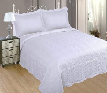 Colcha bouti, color Blanca, Bordada en relieve, modelo (B-2602) con fundas de cojin 50-x-70cm.
