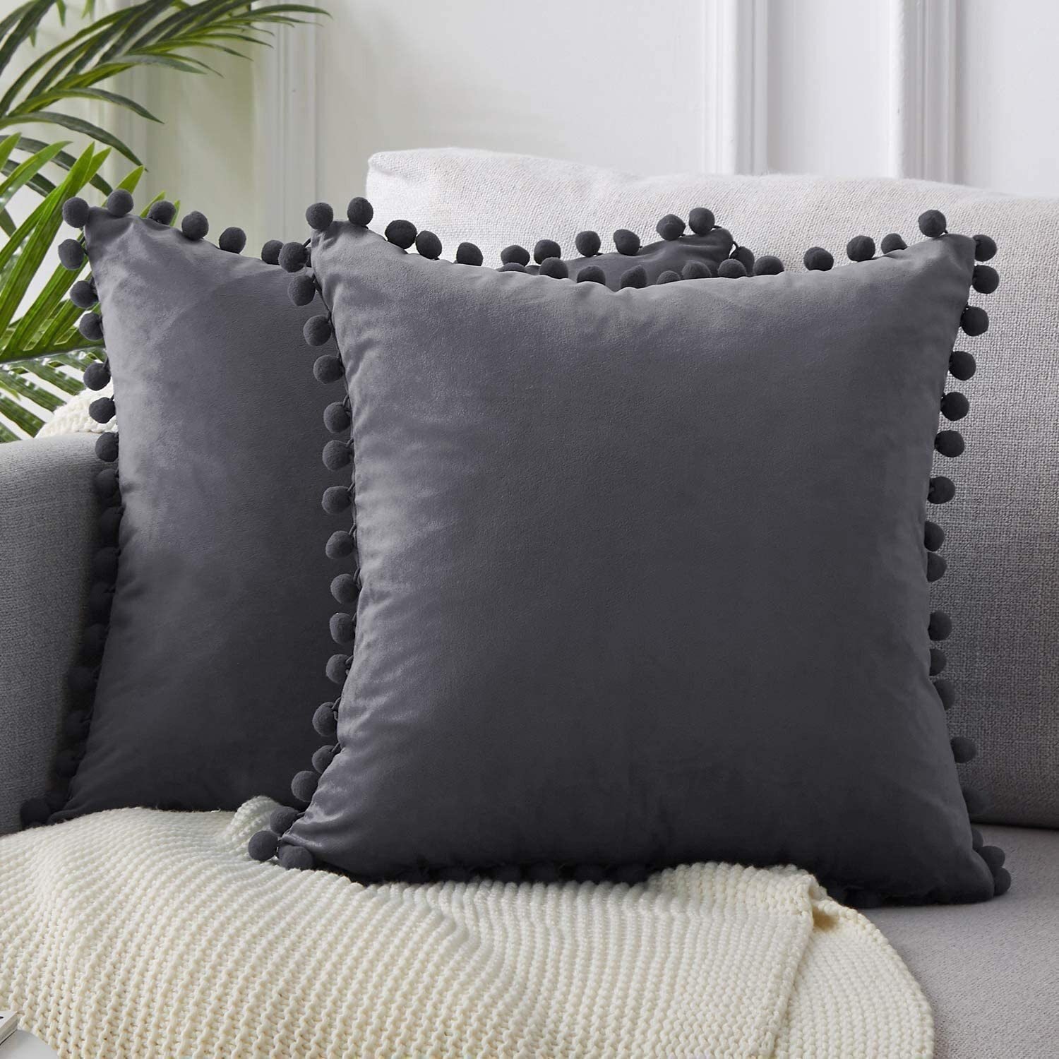 Fundas cojines en color, gris Terciopelo con pompo Decorativa para Sofá Cama Sala de Estar.