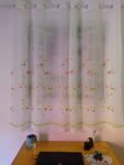 Cortinas cortas bordado en Verde y Rosa ventana visillos translucida de habitación, cocina y baño con Ojales Plateados Colección,2022 .