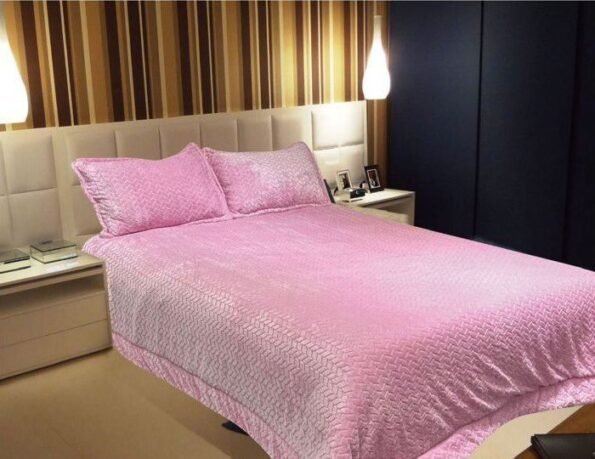 Colcha de Invierno Chenil en Rosa Chicle: Elegancia y Calidez en tu Dormitorio