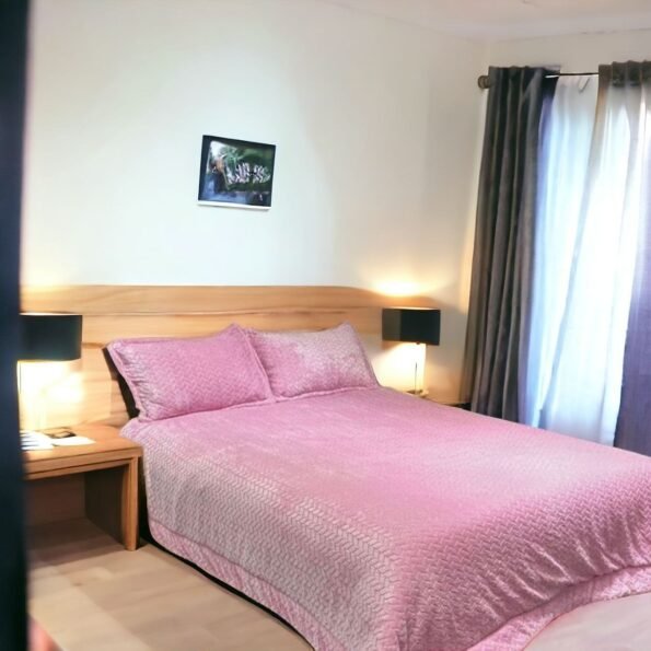 Colcha de Invierno Chenil en Rosa Chicle: Elegancia y Calidez en tu Dormitorio