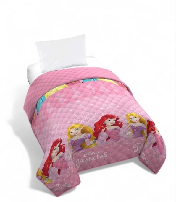 Colcha Princesas Disney - Rodea tus noches de la elegancia y la aventura de las Princesas Disney, con esta colcha de 90cm es sinónimo de sueños mágicos. - Envío Gratis en Mercatienda.es