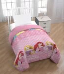 Colcha Princesas Disney - Rodea tus noches de la elegancia y la aventura de las Princesas Disney, con esta colcha de 90cm es sinónimo de sueños mágicos. - Envío Gratis en Mercatienda.es